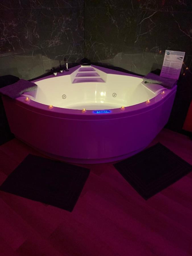Love Room Avec Jacuzzi Prive Bonnetable Kültér fotó